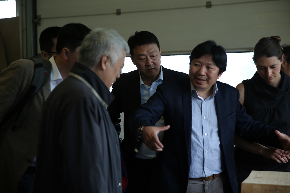 國家工信部、國家標準化委員會、德國經(jīng)濟和能源部在德國萊比錫召開了《中德智能制造/工業(yè)4.0標準化工作組會議》。會議期間，一行人參觀了位于德國萊比錫的德國國寶博蘭斯勒鋼琴廠