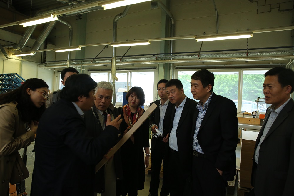 國家工信部、國家標準化委員會、德國經(jīng)濟和能源部在德國萊比錫召開了《中德智能制造/工業(yè)4.0標準化工作組會議》。會議期間，一行人參觀了位于德國萊比錫的德國國寶博蘭斯勒鋼琴廠